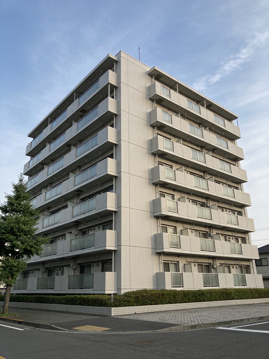 東京の住宅街に建つ中層マンション